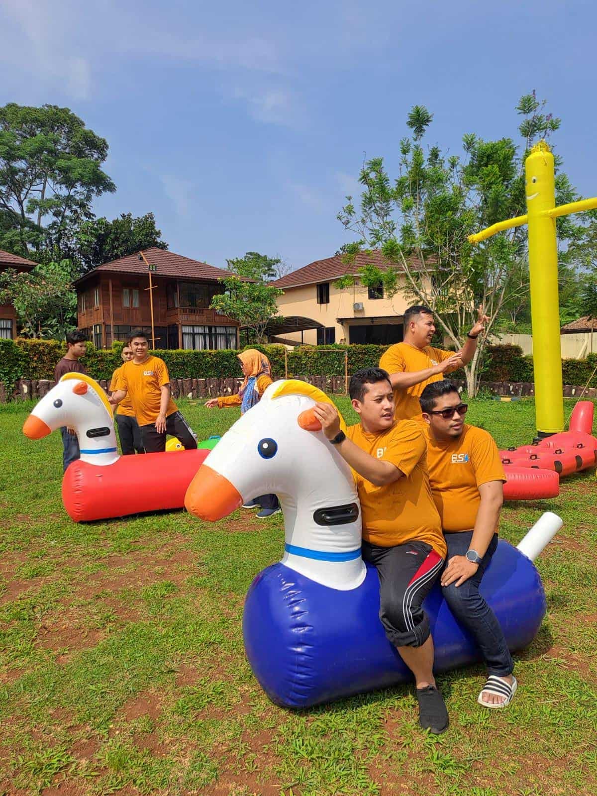 Tim perusahaan berlomba di Inflatable Obstacle Course